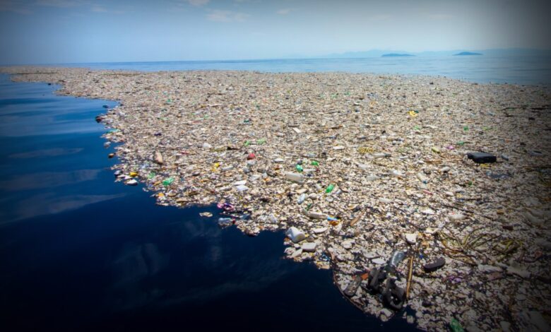 مليون طن من المواد المضافة إلى البلاستيك تتسرب سنويا لمياه المحيطات