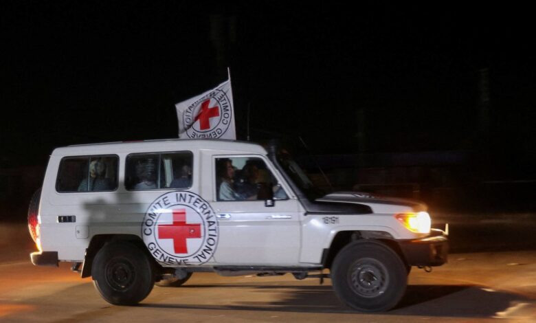 الصليب الأحمر سيشطب 4000 وظيفة لتقليص العجز 1 1 8
